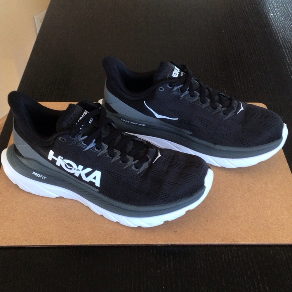 Women’s Hoka Mach 5, Black/White, size 8